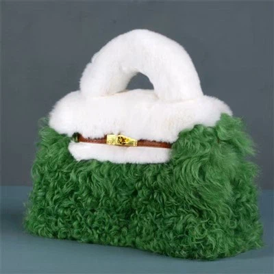 모피 여성용 가방을 더욱 현대적으로 보이게 만드는 방법은 무엇입니까?